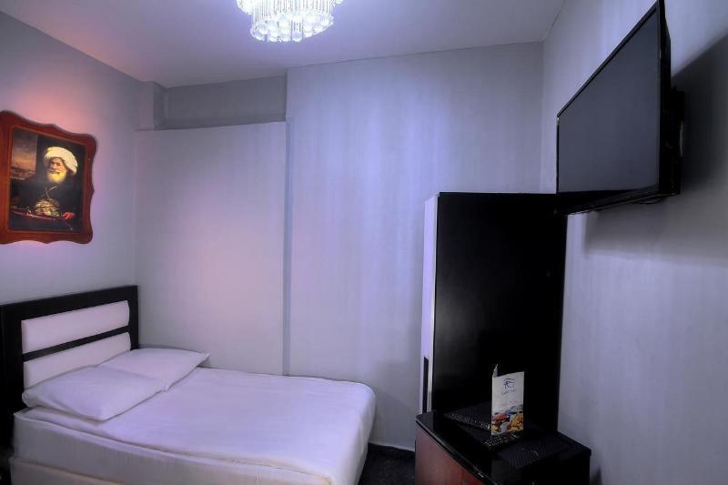Capital Plaza 3*